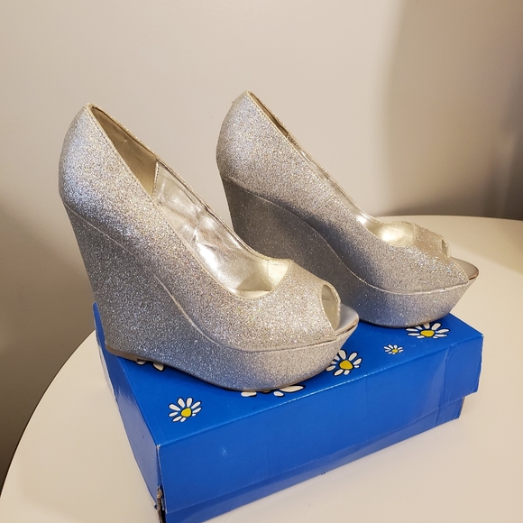 ❄️Host Pick❄️ Brand New Glitter Wedge Heels 10 - Picture 3 of 11